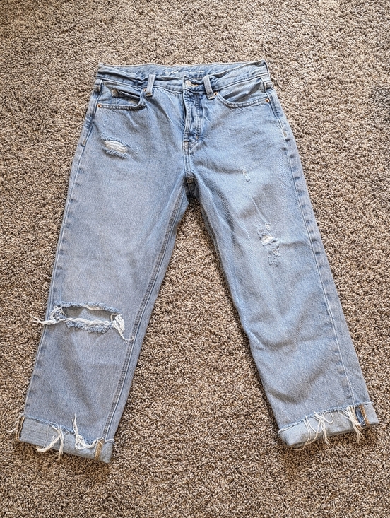 Old Navy Denim - Old Navy Light Blue Distressed Slouchy Straight Crops Size 2